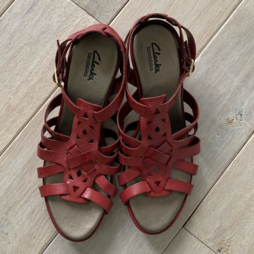 Clark’s Bendables red leather Sandal w wooden wedge heel. New no box. Size 10M